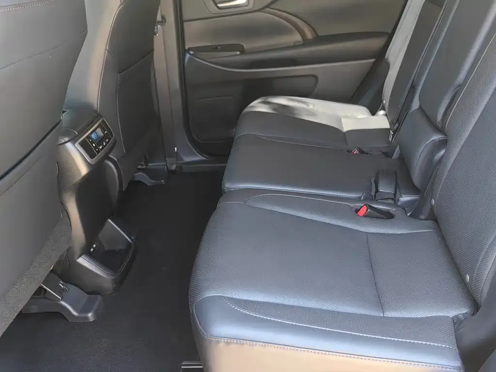 Toyota Highlander — фото 10