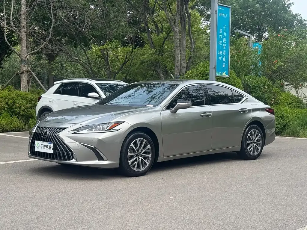 Lexus ES — фото 1