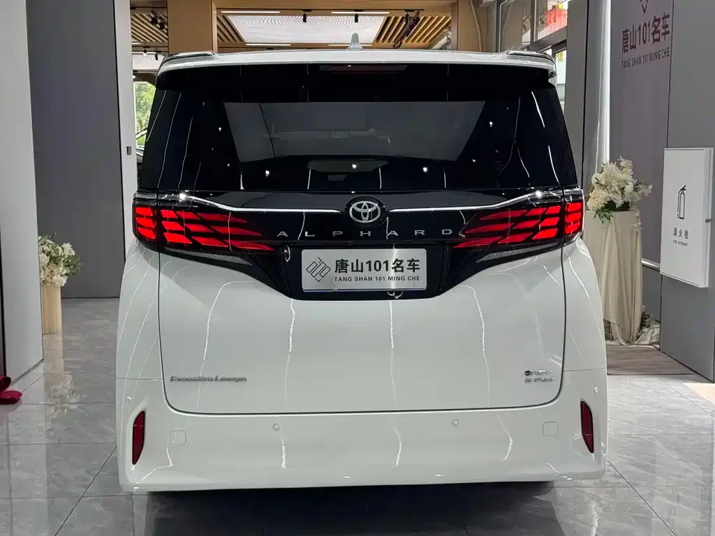 Toyota Alphard — фото 4