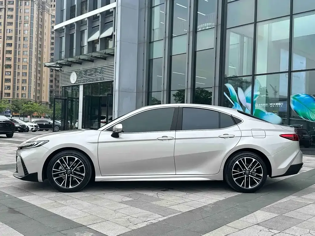 Toyota Camry — фото 3