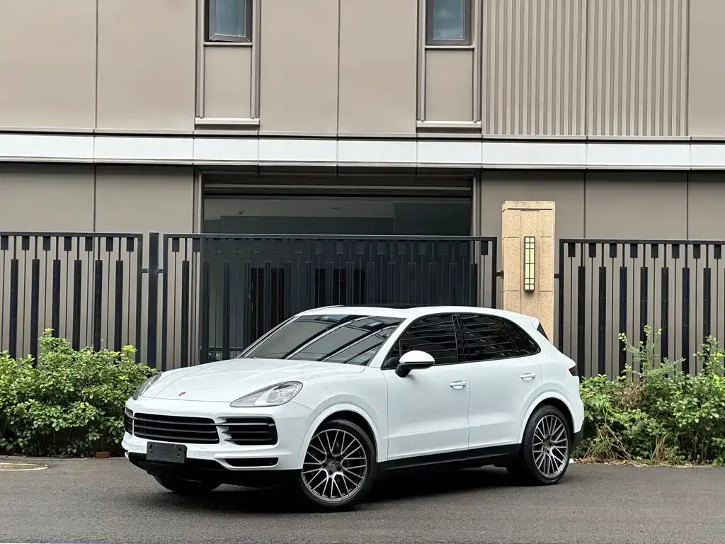 Porsche Cayenne — фото 1