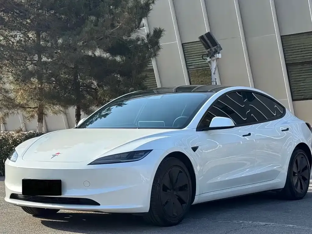 Tesla Model 3 — фото 1