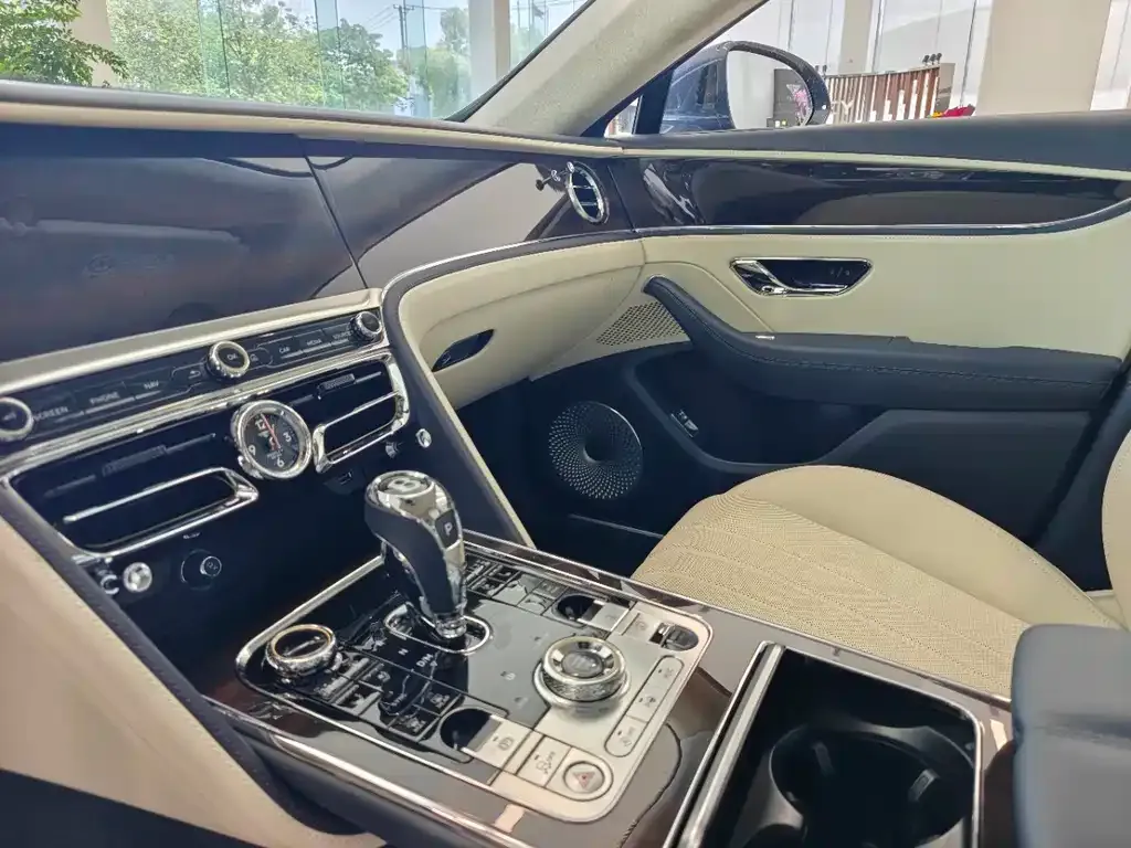Bentley Flying Spur — фото 5