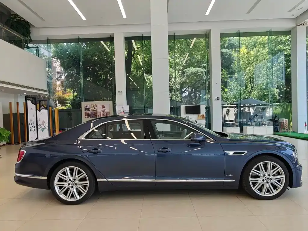 Bentley Flying Spur — фото 9