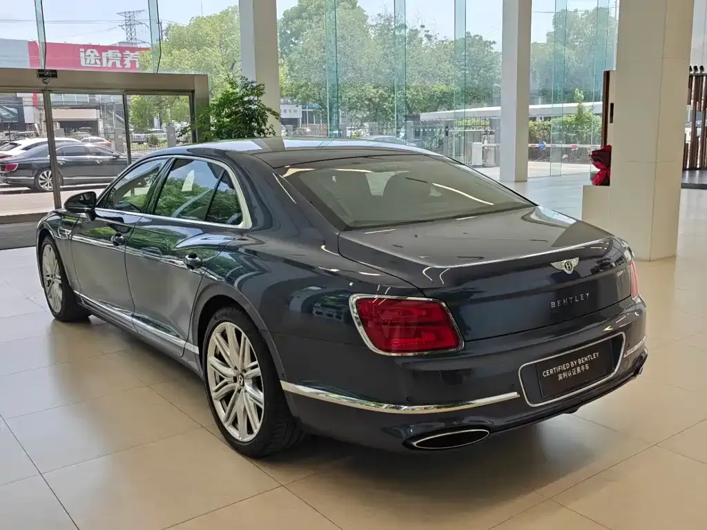 Bentley Flying Spur — фото 10