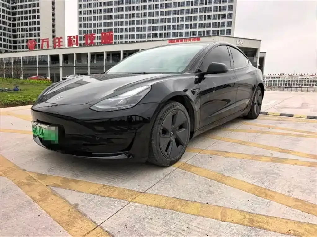 Tesla Model 3 — фото 1
