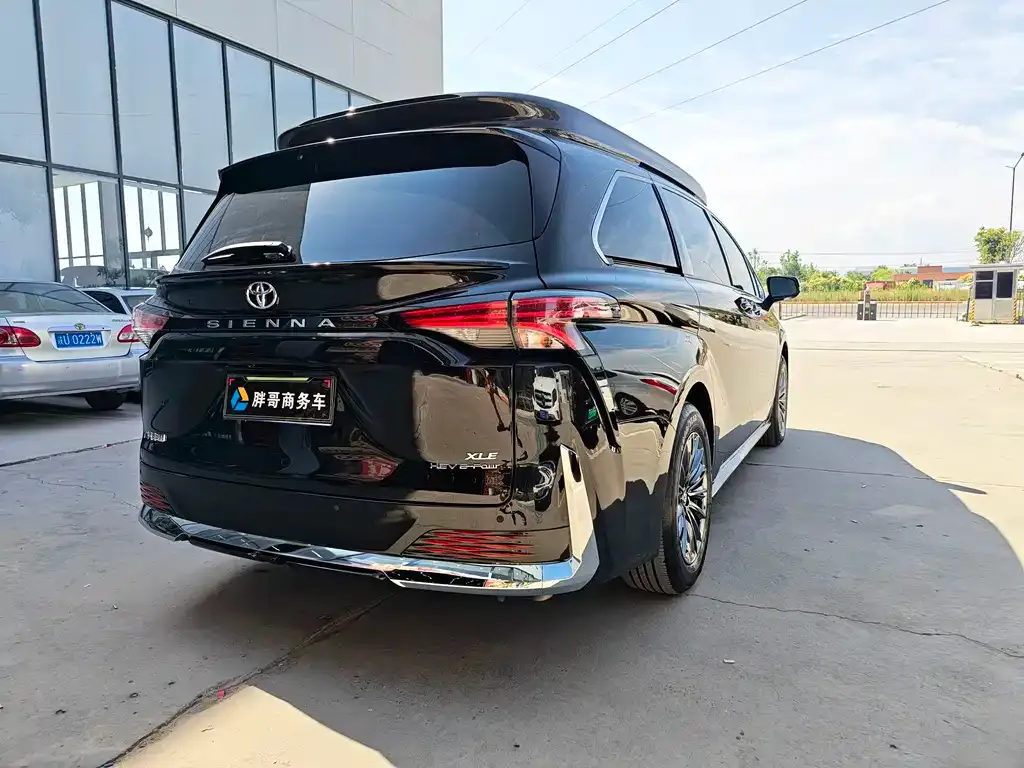 Toyota Sienna — фото 5