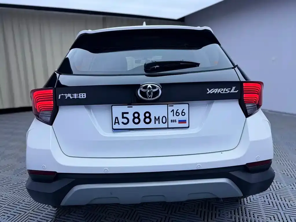 Toyota Yaris L — фото 9