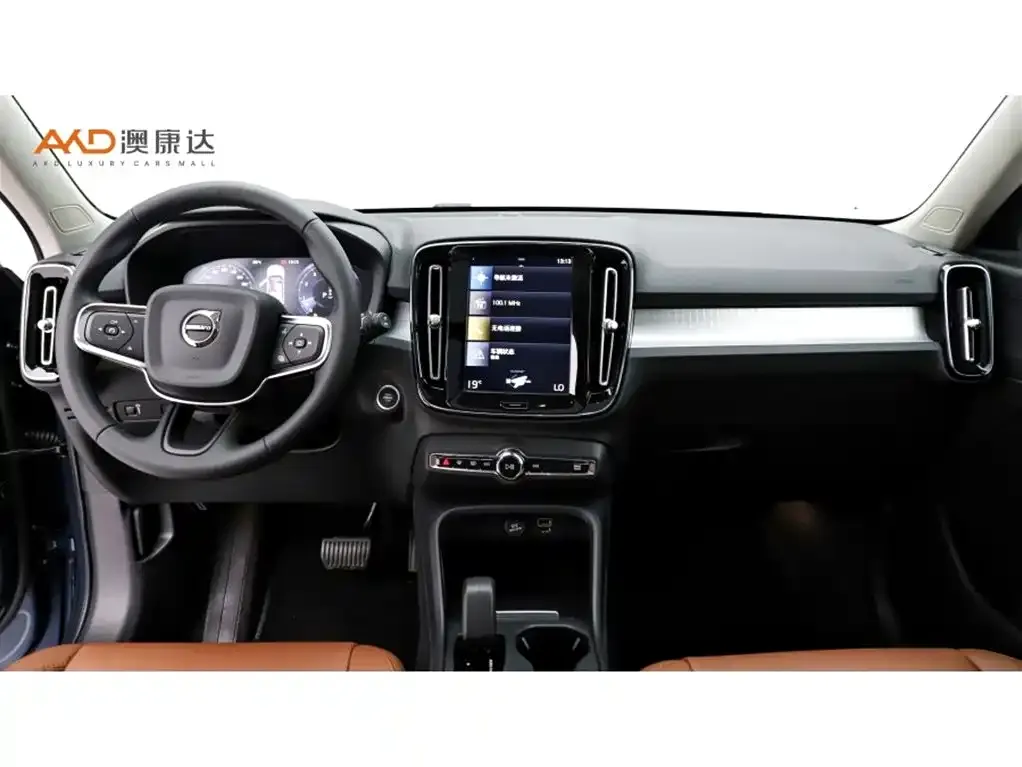 Volvo XC40 — фото 3