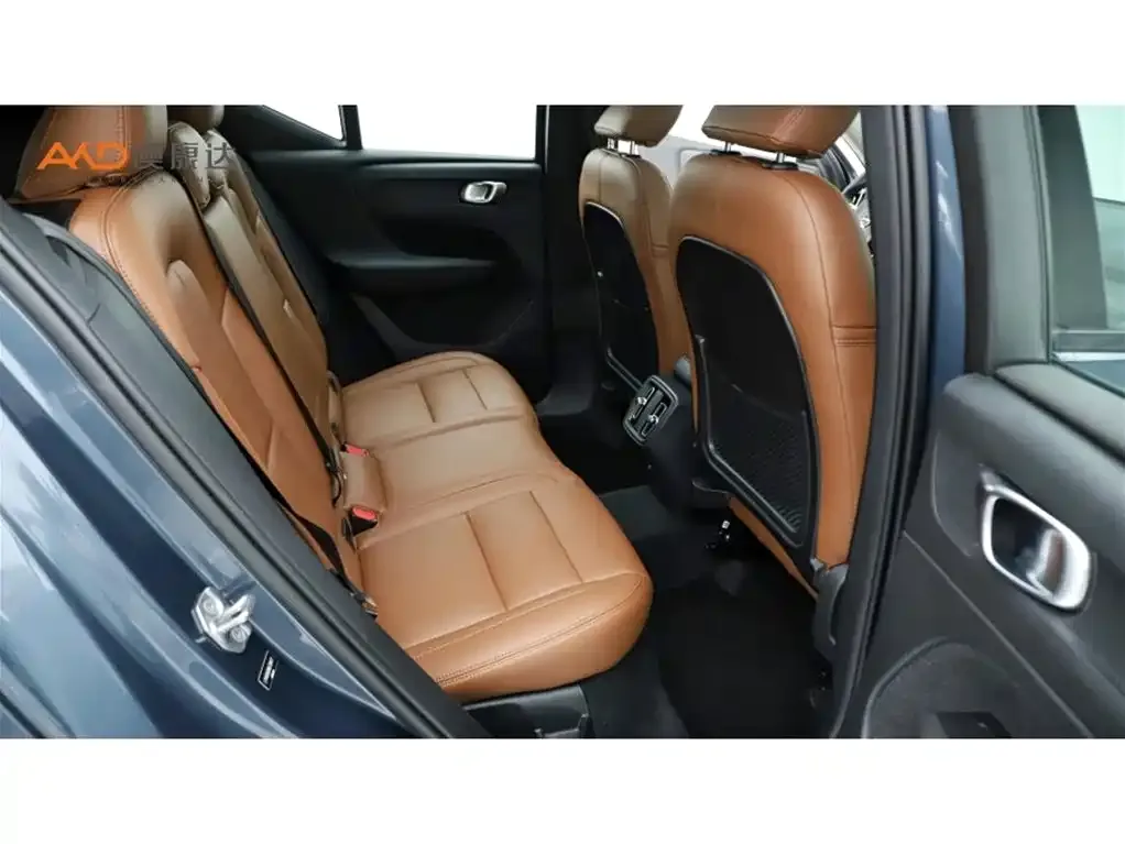 Volvo XC40 — фото 10