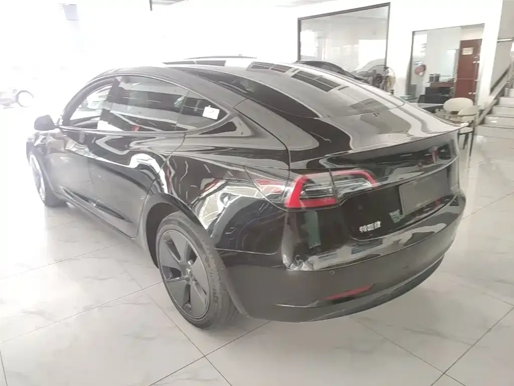 Tesla Model 3 — фото 3