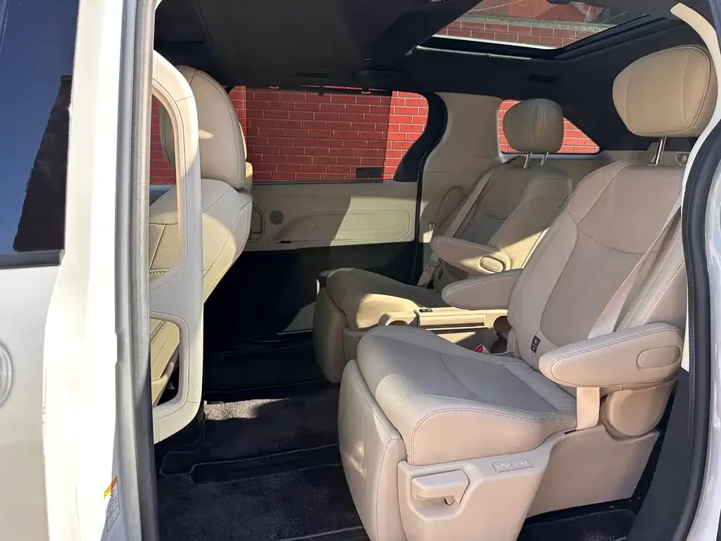 Toyota Sienna 2022 из CN, фото 4