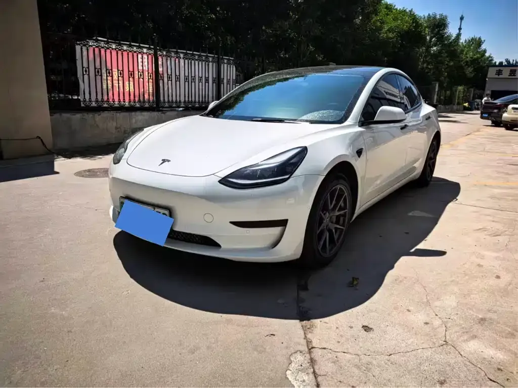 Tesla Model 3 — фото 1