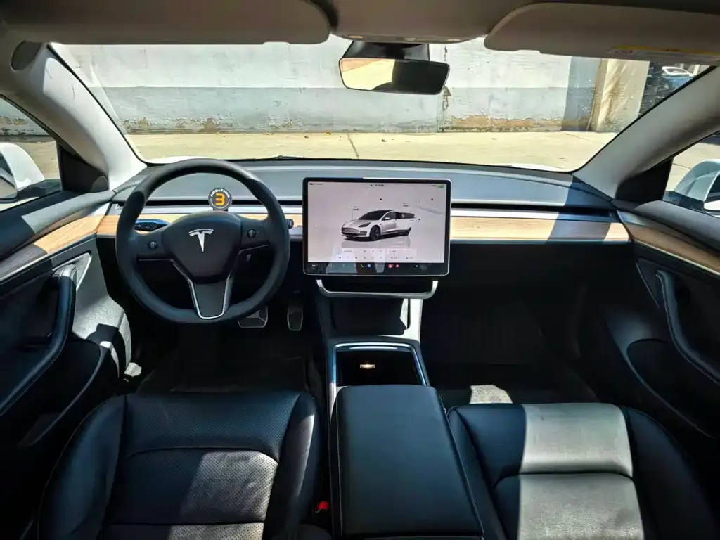 Tesla Model 3 — фото 10