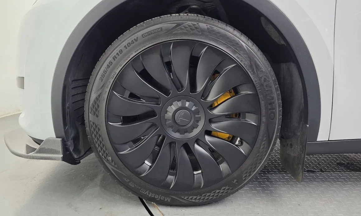 Tesla Model Y — фото 8