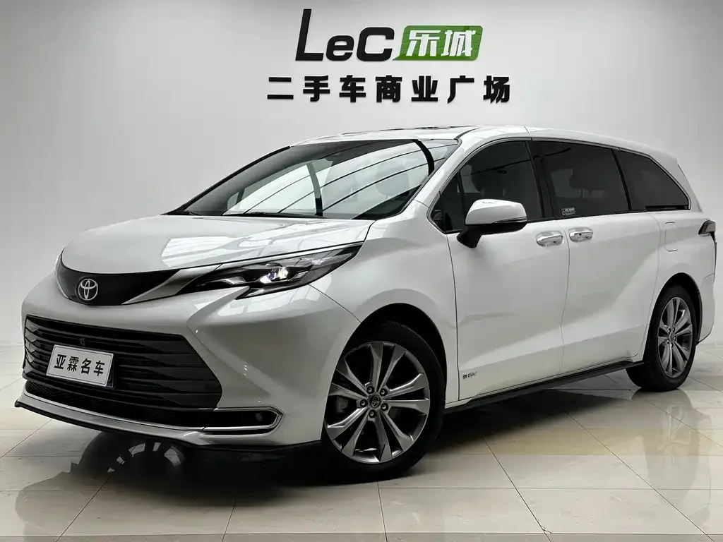 Toyota Sienna — фото 1