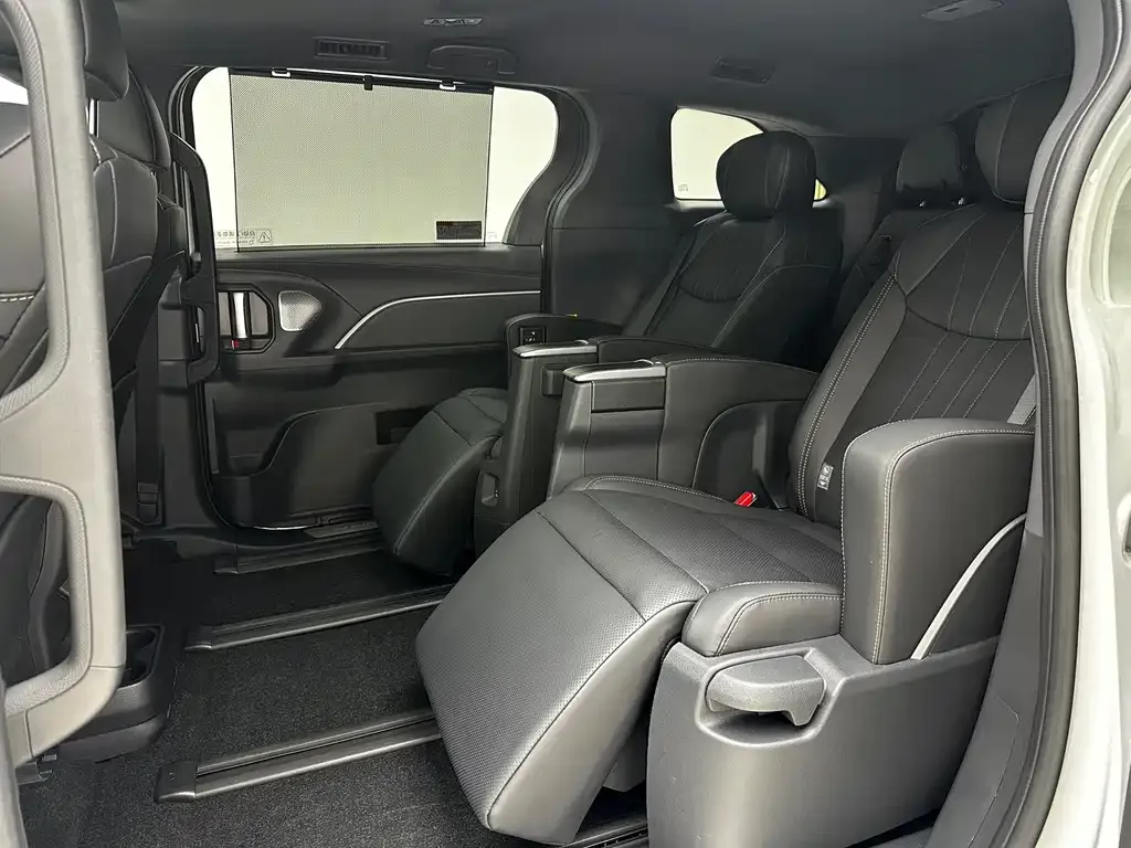Toyota Sienna — фото 7