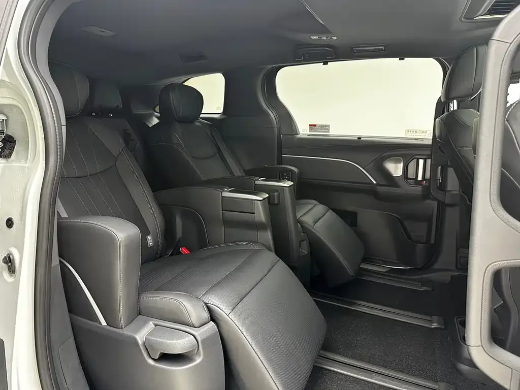 Toyota Sienna — фото 3