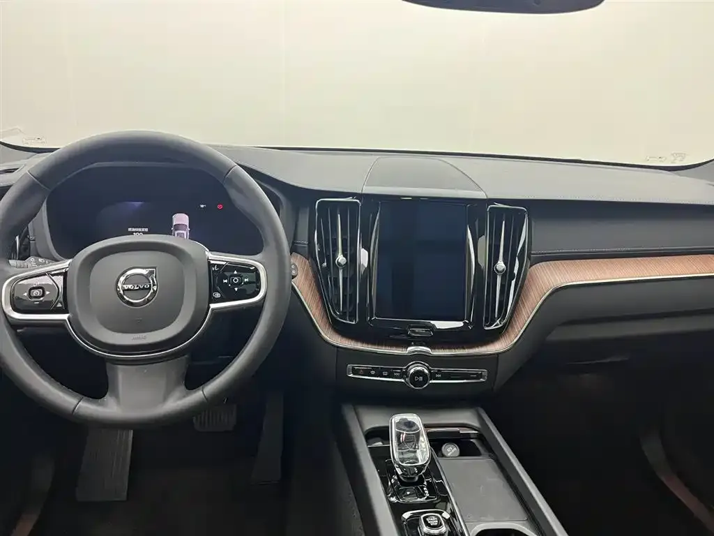 Volvo XC60 — фото 5