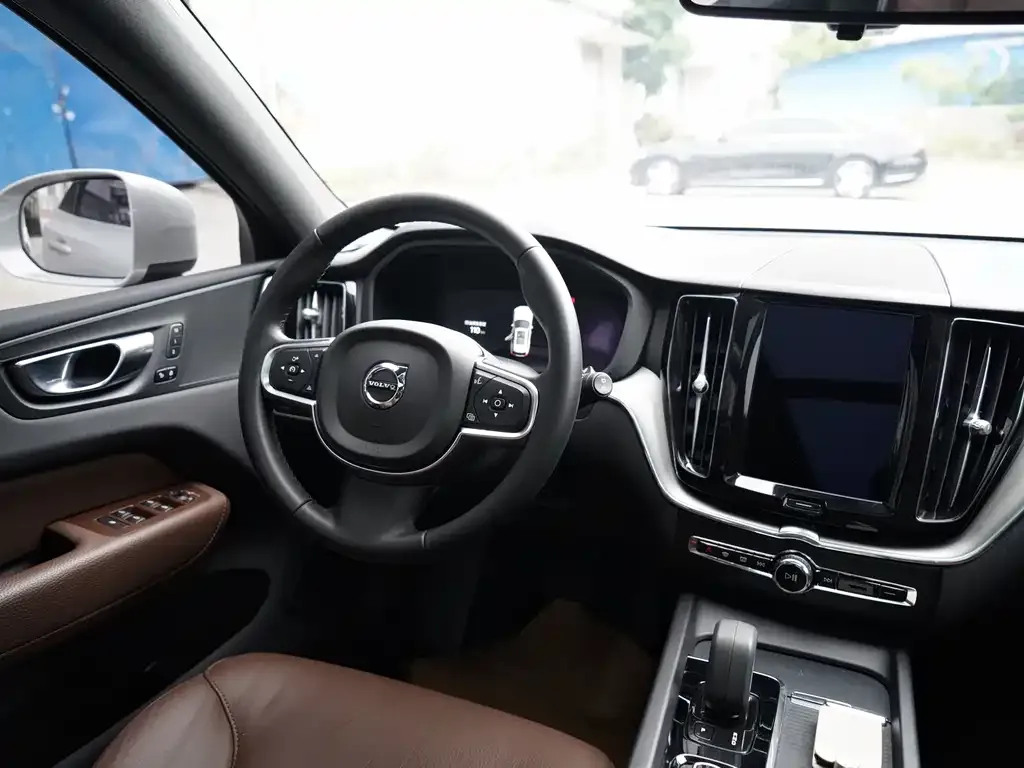 Volvo XC60 — фото 10