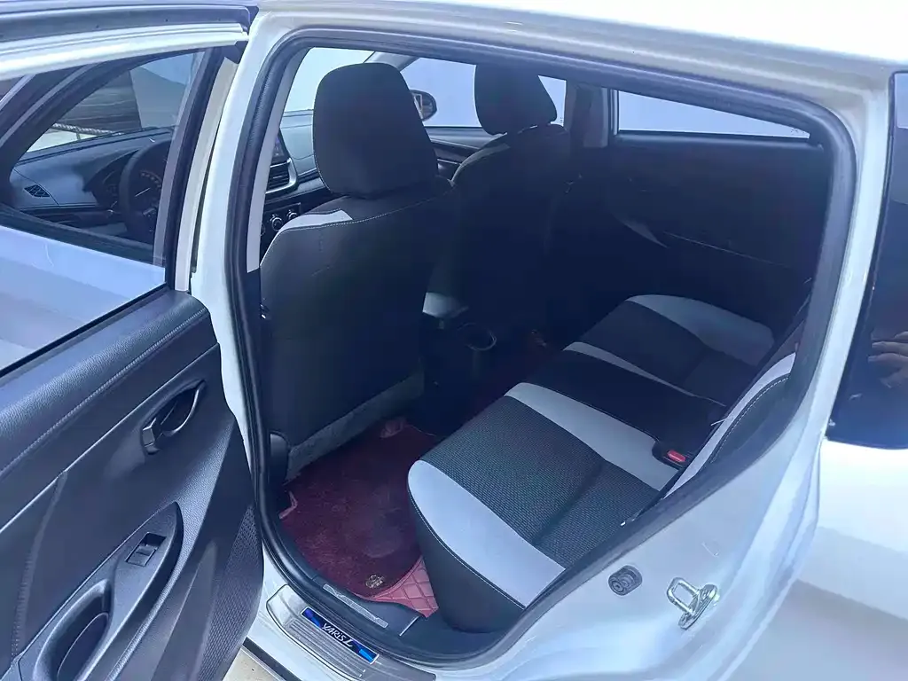 Toyota Yaris L — фото 7