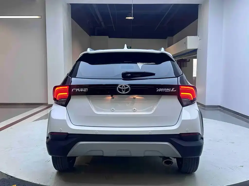 Toyota Yaris L — фото 2