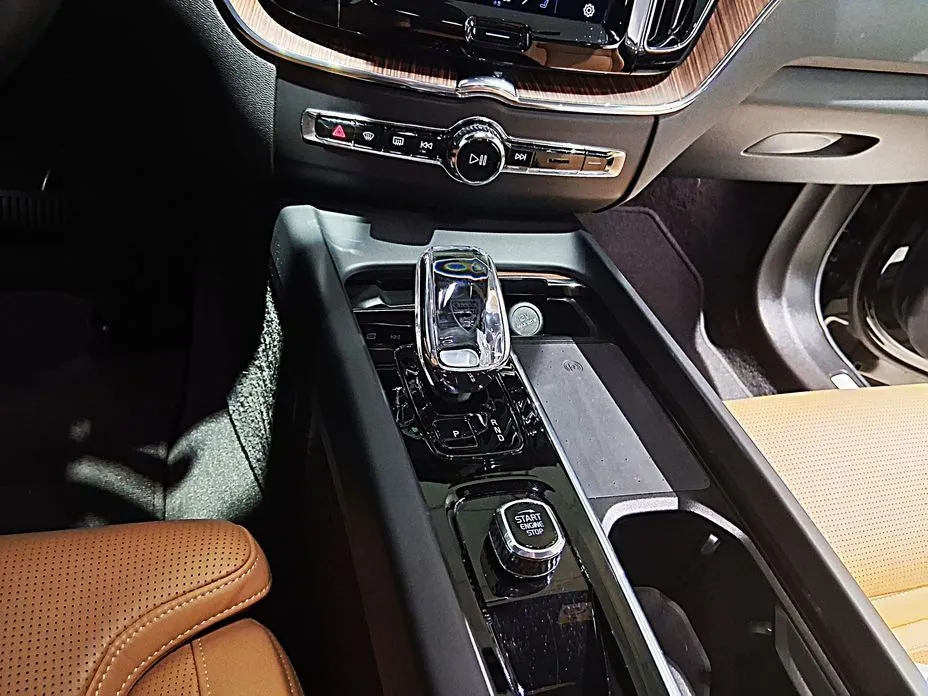 Volvo XC60 2024 из KR, фото 2