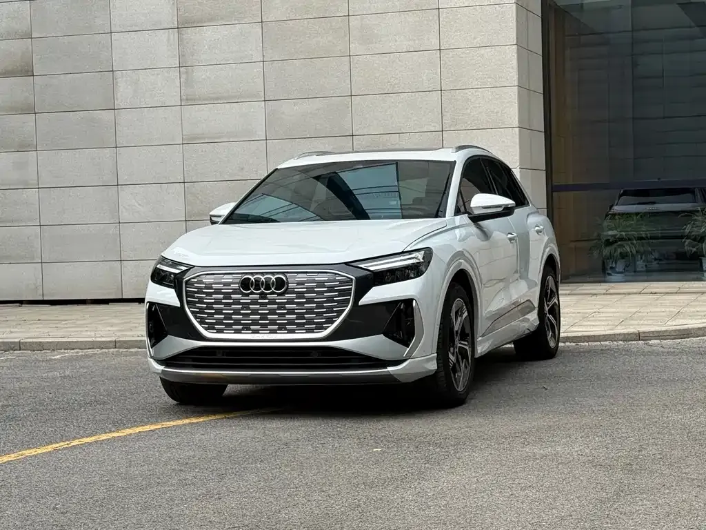 Audi Q4 e-tron — фото 1