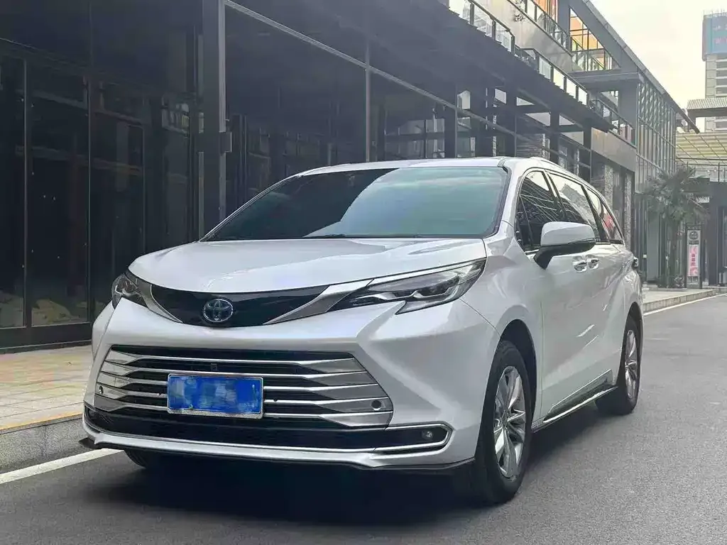 Toyota Sienna — фото 1