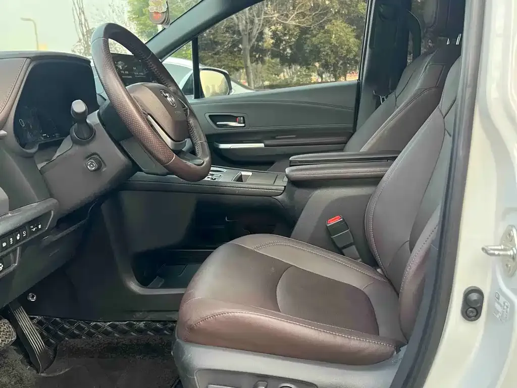 Toyota Sienna — фото 5