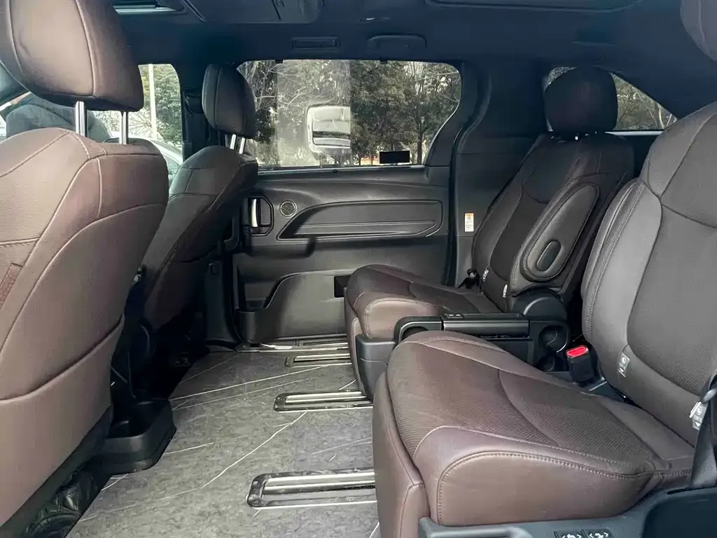 Toyota Sienna — фото 3