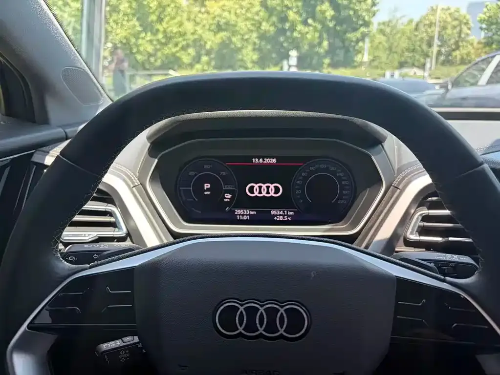 Audi Q4 e-tron — фото 10