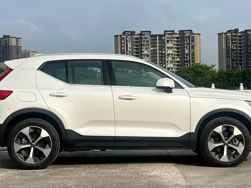 Volvo XC40 — фото 3