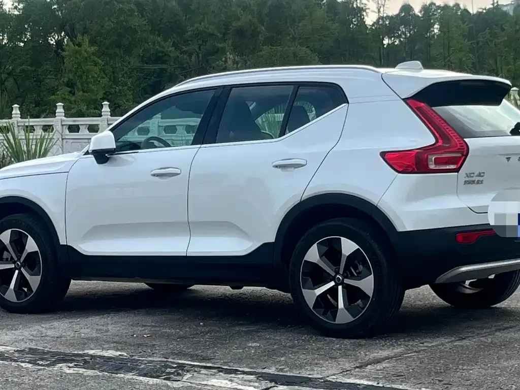 Volvo XC40 — фото 9