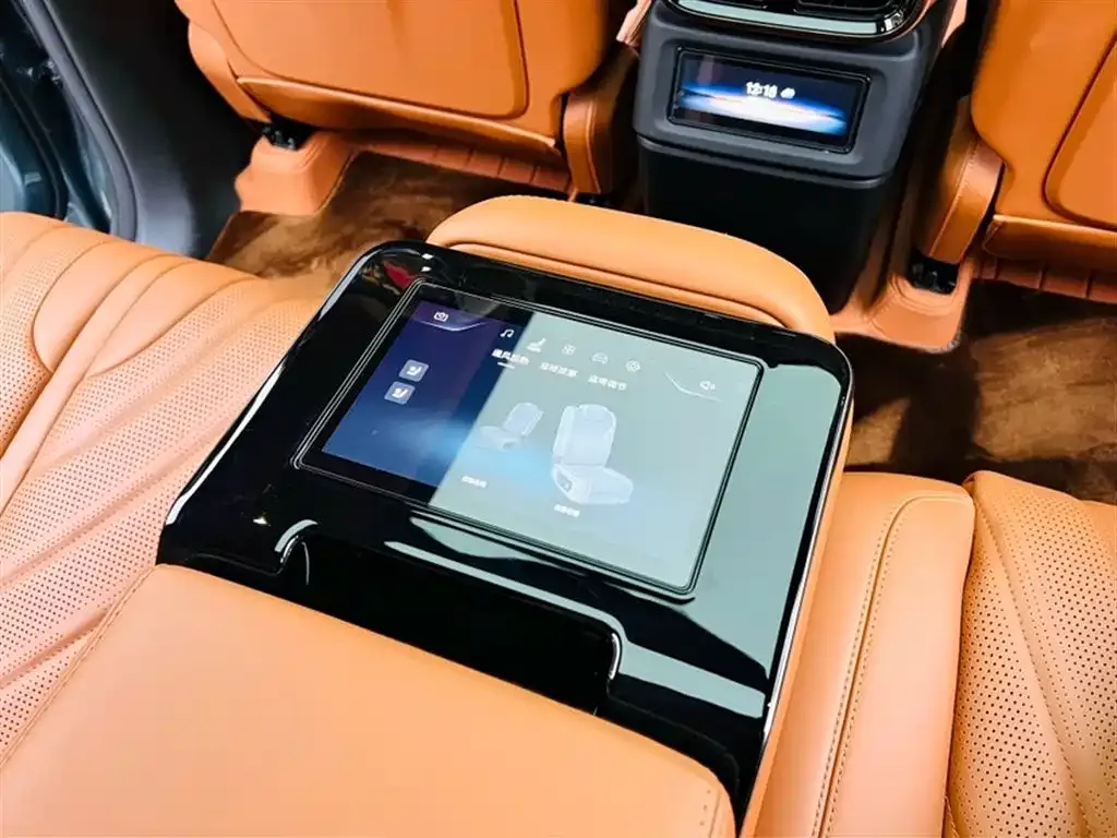 Yangwang U8 — фото 8