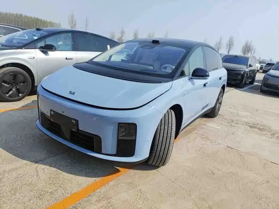 Li Auto i8 — фото 1
