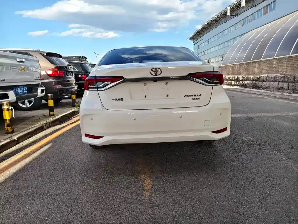 Toyota Corolla — фото 10