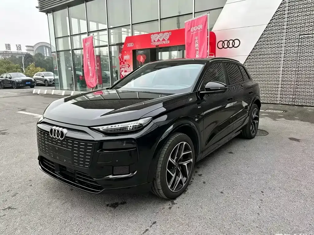 Audi Q6L e-tron — фото 1