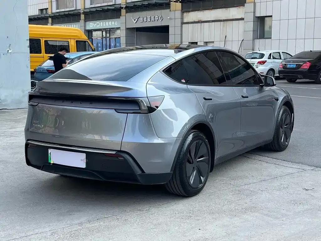 Tesla Model Y — фото 9
