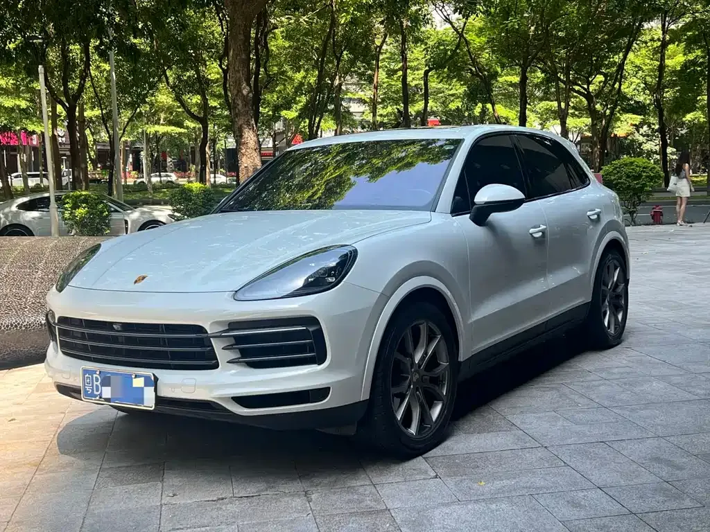 Porsche Cayenne — фото 1