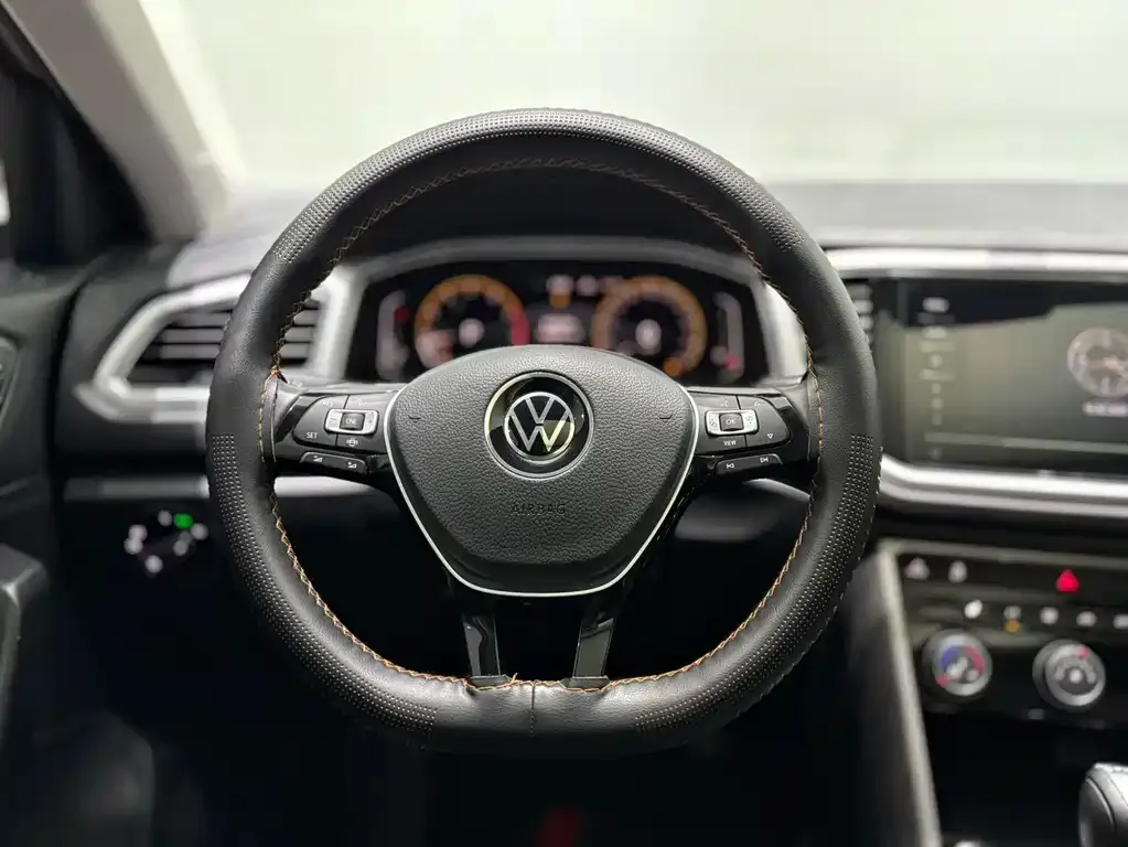 Volkswagen T-Roc — фото 10