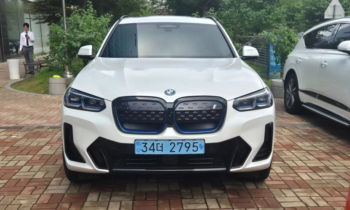 BMW iX3 — фото 2