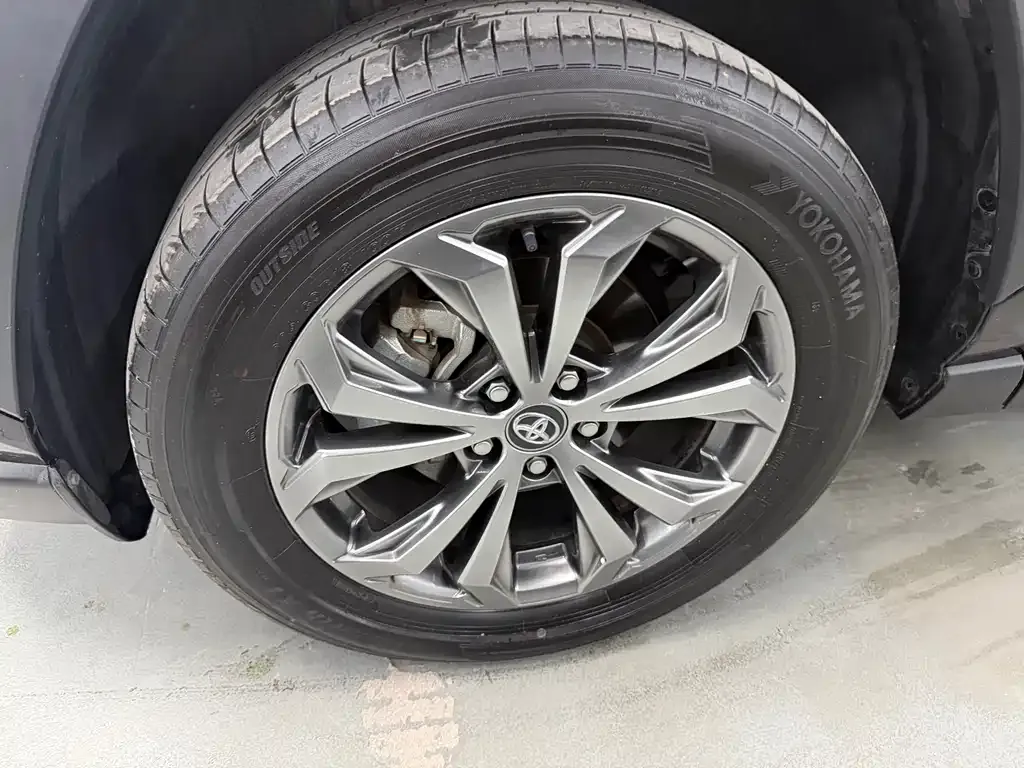 Toyota RAV4 — фото 10