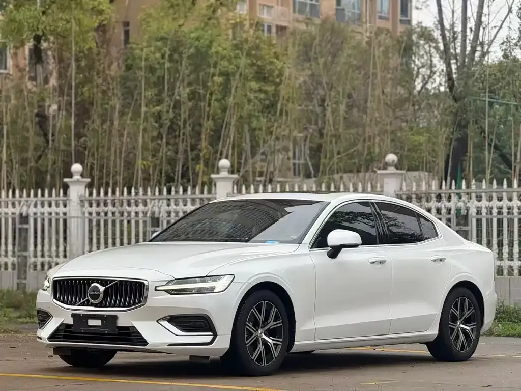 Volvo S60 — фото 1