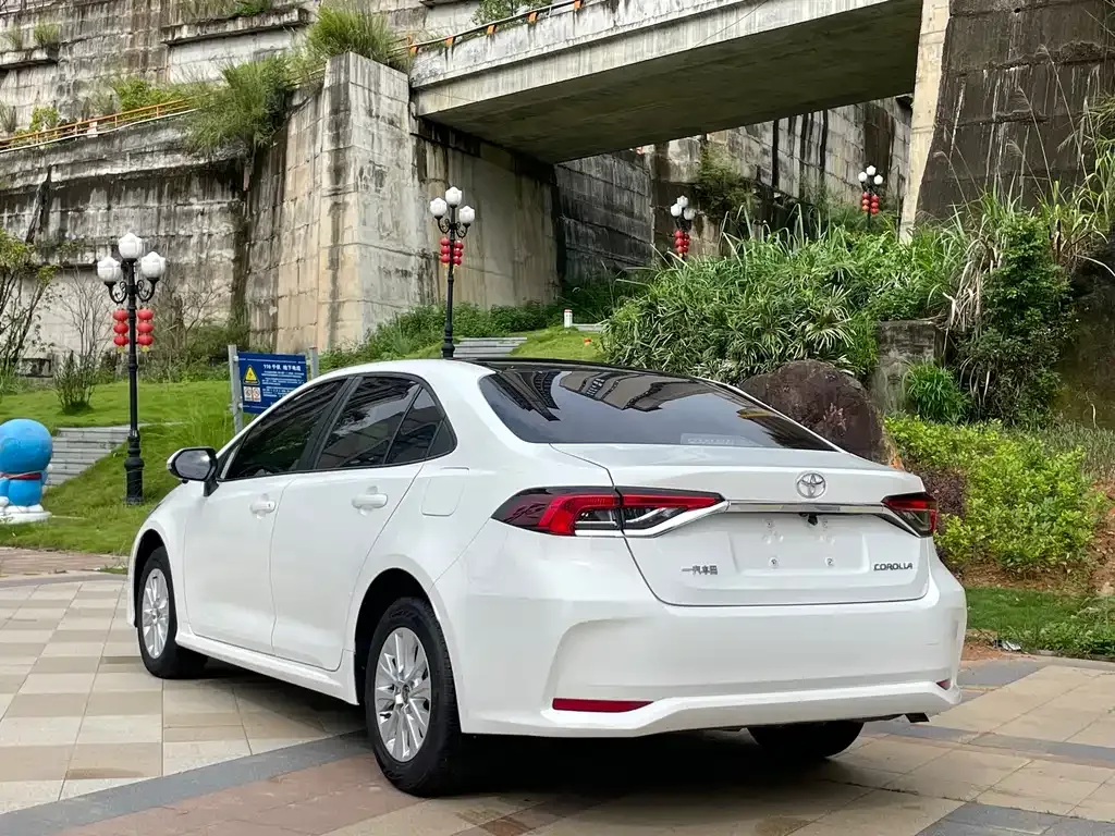 Toyota Corolla — фото 8