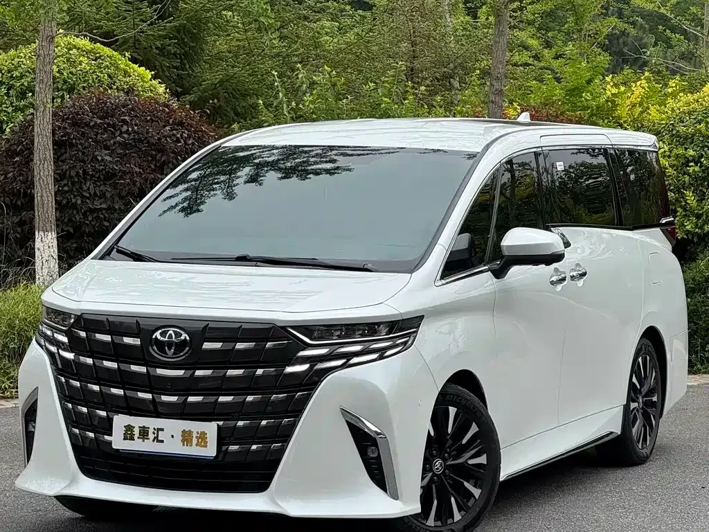 Toyota Alphard — фото 1