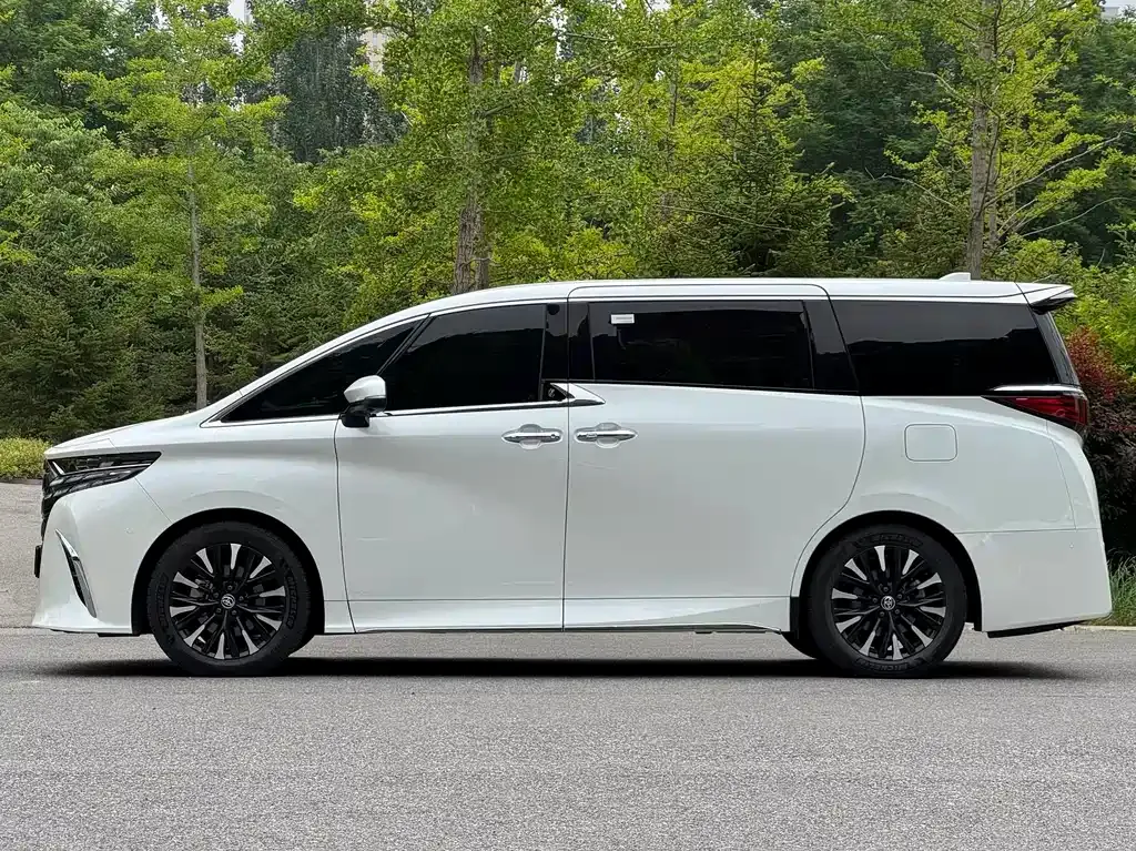 Toyota Alphard — фото 4
