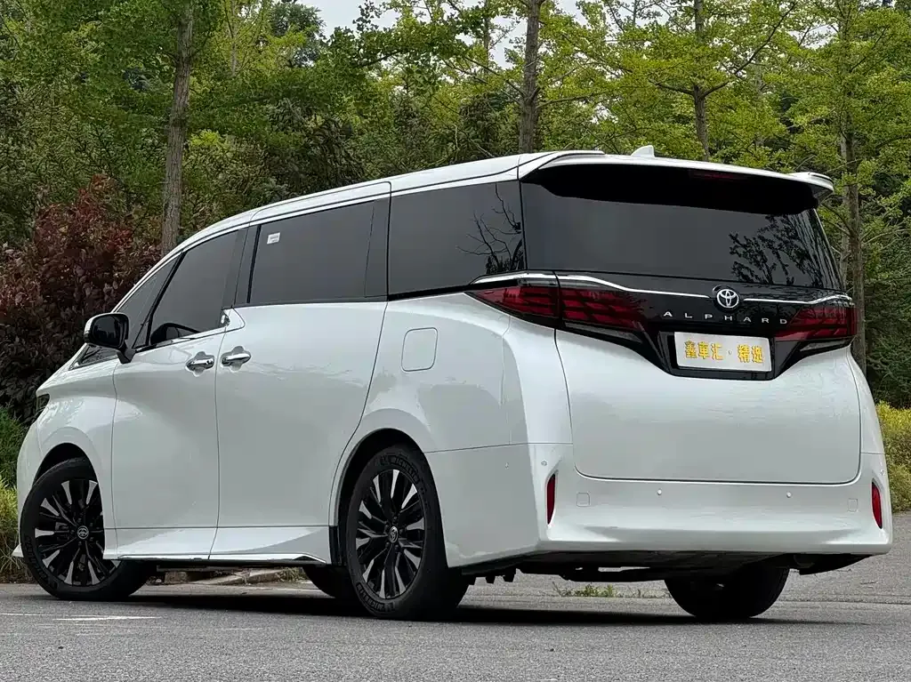 Toyota Alphard — фото 7