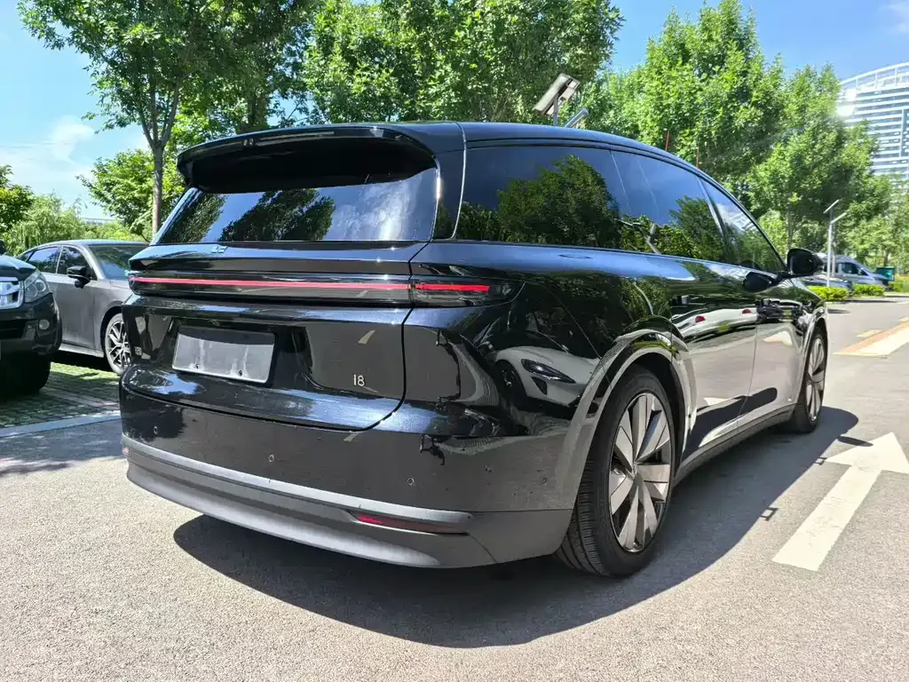 Li Auto i8 — фото 7