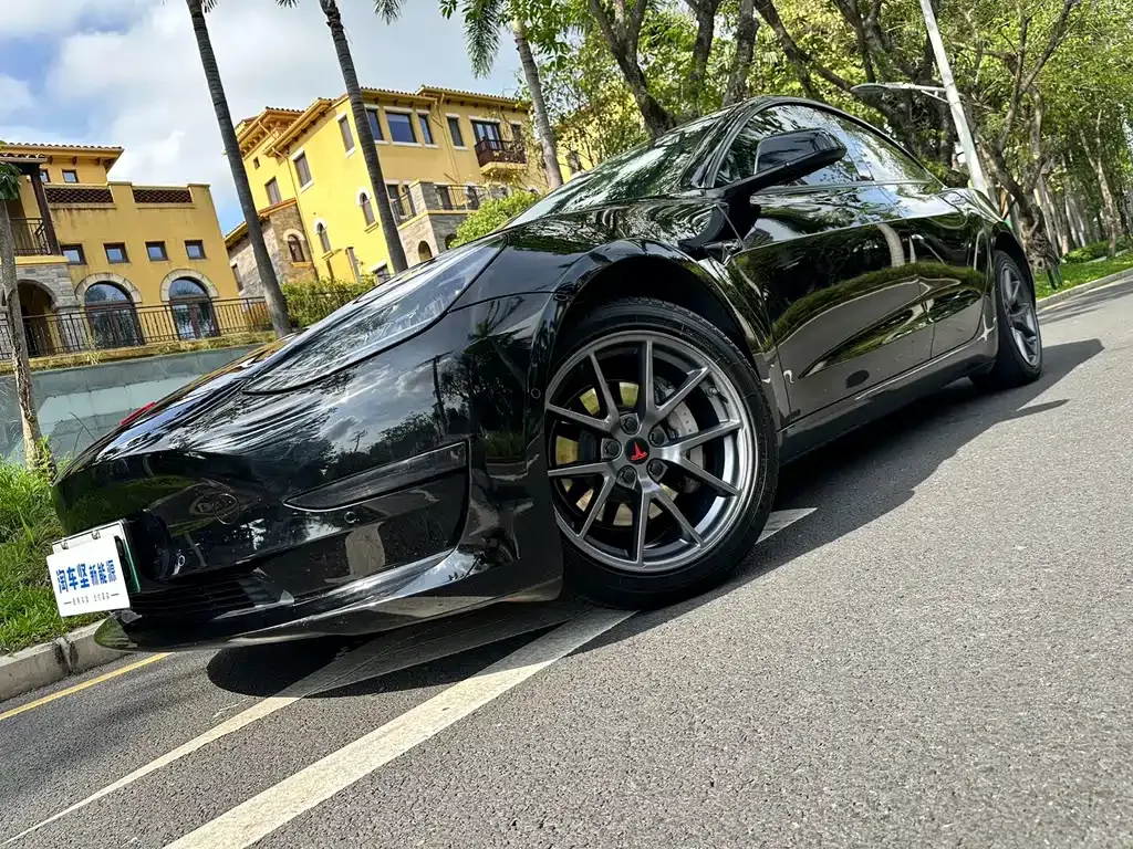 Tesla Model 3 — фото 10